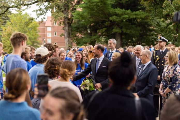 CrownPrinceHaakoninDecorahLutherCollegephoto-980x653