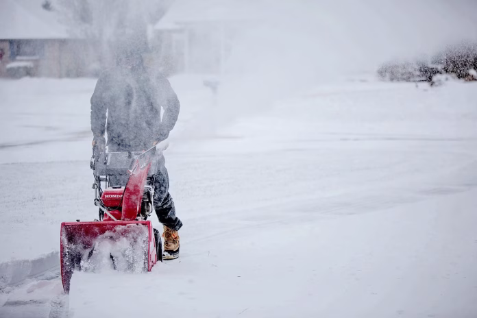 snowblowing-7676128_1280