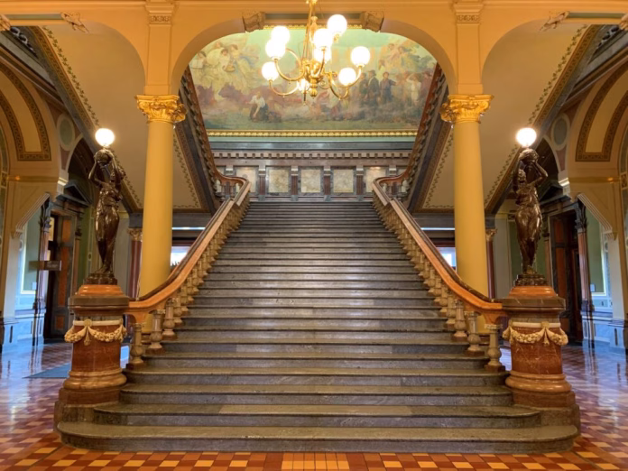 IowaCapitolGrandstaircaseRIphoto-980x735