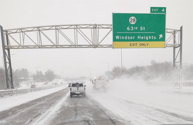 Snowplow-in-Des-Moines.-RI-photo-DD