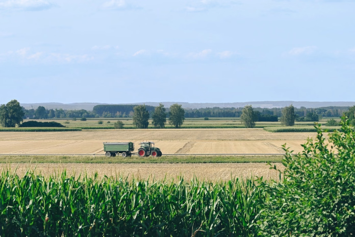 alexas_fotos-tractor-10395070_1920